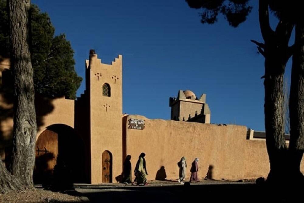 Mujeres caminando ante monasterio